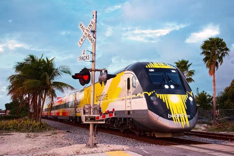 O trem da Brightline liga Miami a Orlando, onde estão os parques Disney, Universal e SeaWorld