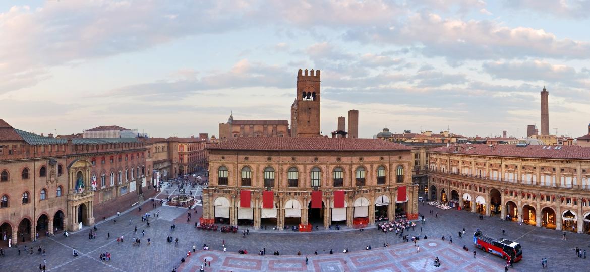 Piazza Maggiore, em Bolonha, na Itália - minoandriani/Getty Images/iStockphoto
