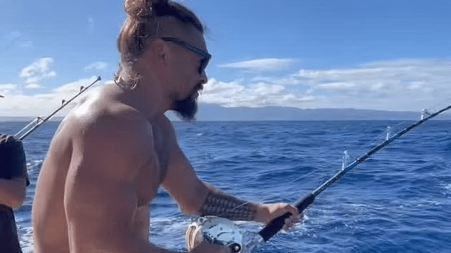 Jason Momoa publicou imagens em que pesca com o bumbum de fora - Reprodução/Instagram