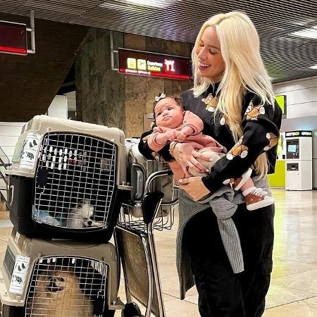 Karoline Lima volta ao Brasil com a filha, Cecília. - Reprodução/Instagram