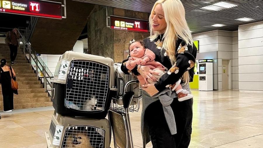 Karoline Lima volta ao Brasil com a filha, Cecília - Reprodução/Instagram