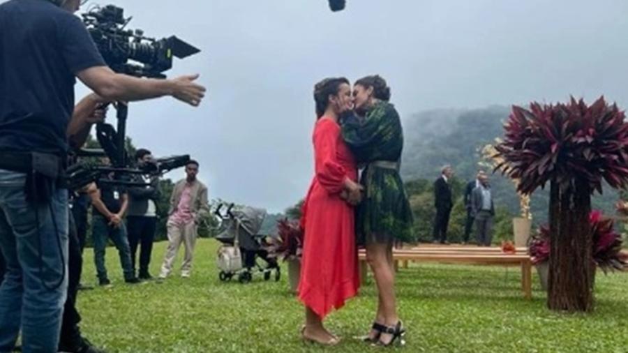 Regiane Alves compartilha bastidores de último beijo 'Clarena'