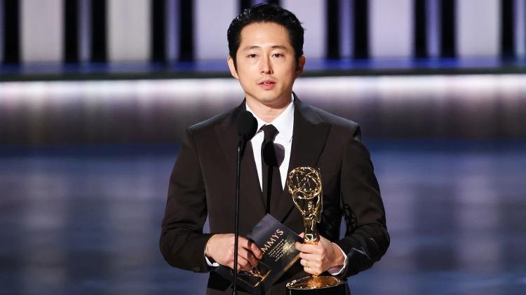 Steven Yeun com seu prêmio no 75º Emmy Awards