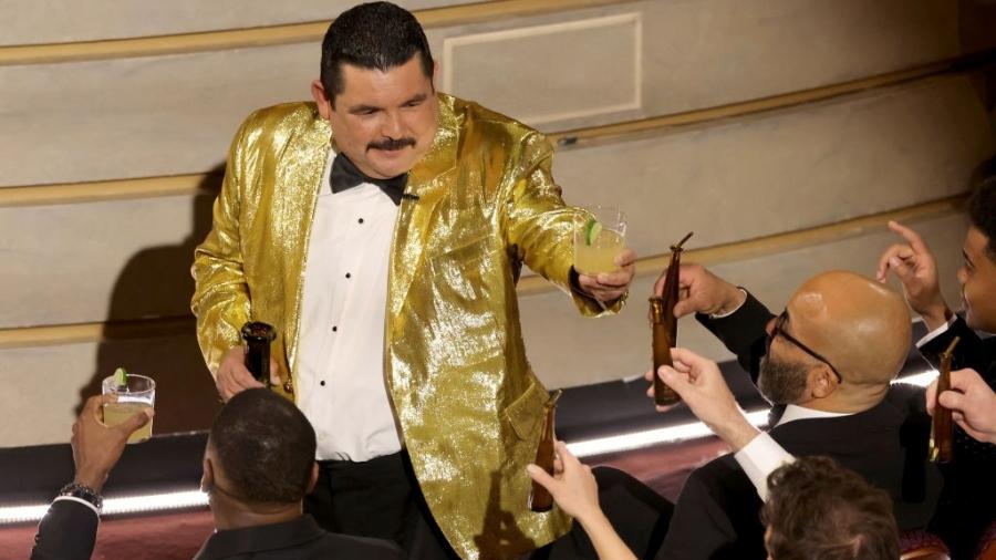 Comediante Guillermo Rodriguez serve tequila para convidados do Oscar