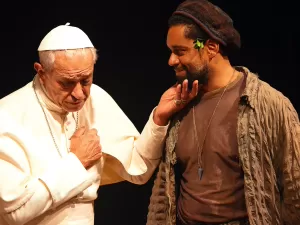 César Mello vive santo no teatro: 'Homem negro resume espírito de guerra'