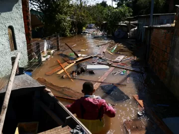 RS: água recua, e vídeos mostram destruição de casas, ruas e bairros; veja