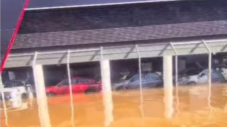 Concessionária inundada pela enchente na região do Aeroporto Salgado Filho, em Porto Alegre (RS) 