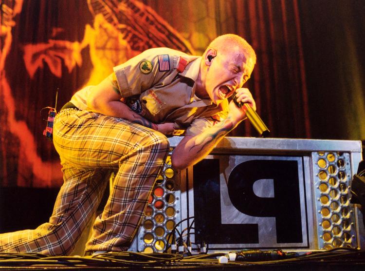 Chester Bennington canta com oi Linkin Park em show na Califórnia, em 2001