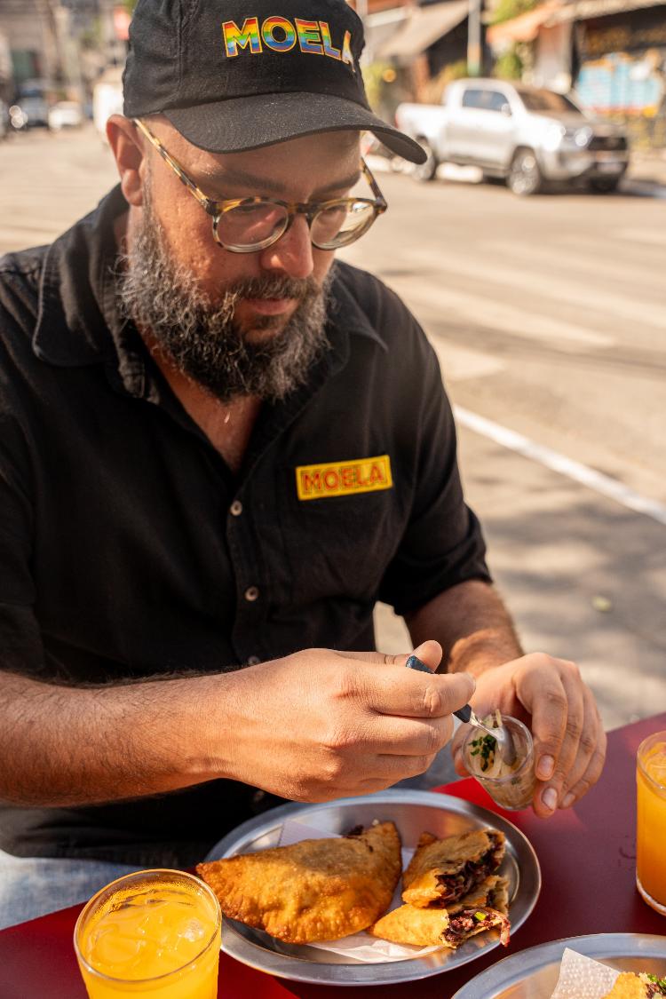 O chef Romulo Morente e seu pastel de morcilla com cebola tostada com conserva de cebola O chef Romulo Morente e seu pastel de morcilla com cebola tostada com conserva de cebola