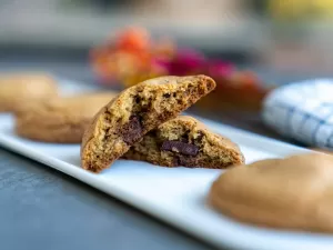 Cookie saudável com chocolate amargo rende só 4 unidades e você não exagera