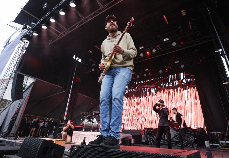San Holo vai apresentar no Lollapalooza um set de DJ com guitarra San Holo vai apresentar no Lollapalooza um set de DJ com guitarra