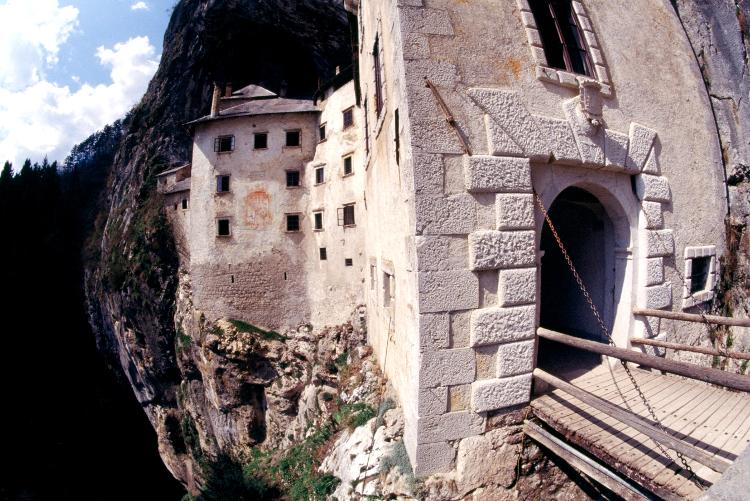 Entrada do Castelo de Predjama, na Eslovênia Entrada do Castelo de Predjama, na Eslovênia