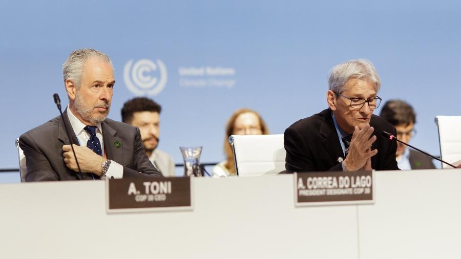 O secretário Valter Correia apresentou os planos logísticos ao lado do presidente da COP30, André Corrêa do Lago (esquerda)