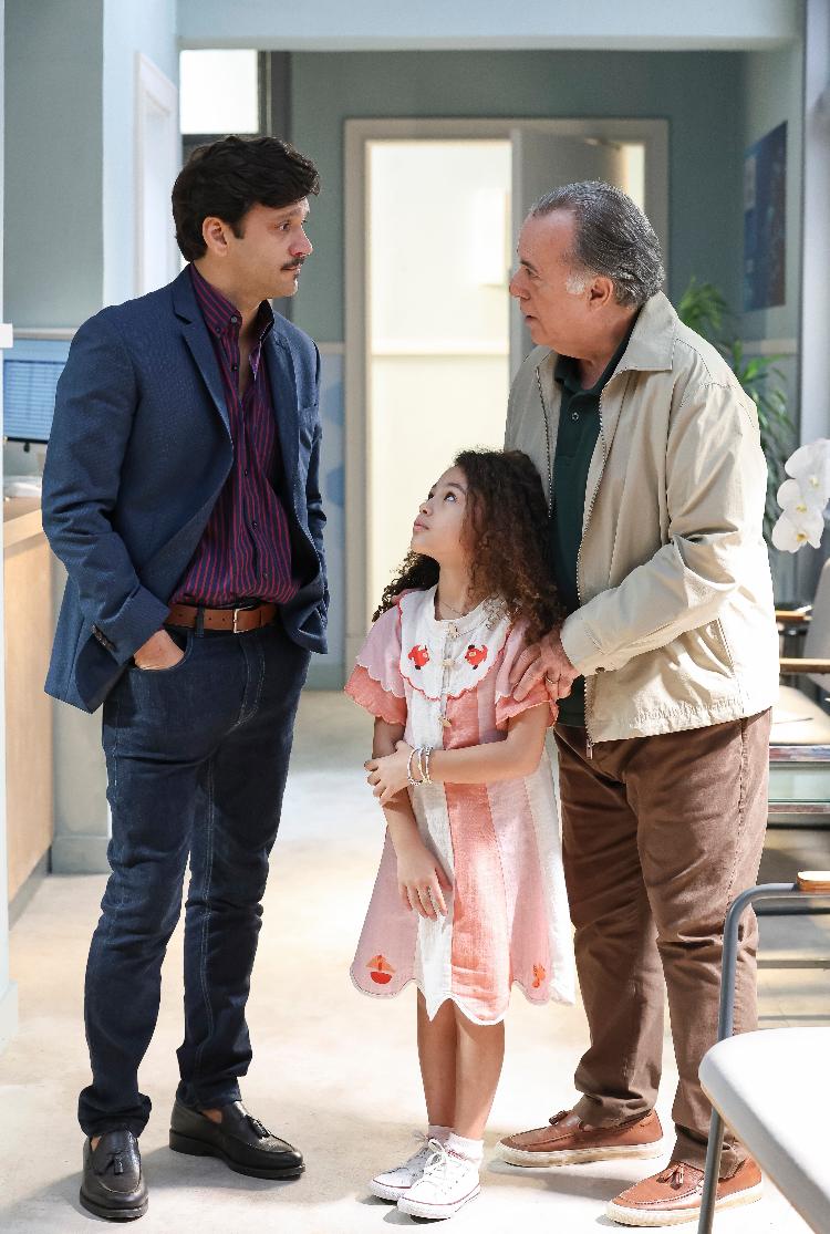 Splash adianta, com exclusividade, foto do encontro de Vanderson, Sofia e Abel em 'Dona de Mim'