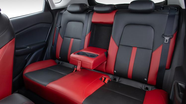 Interior da versão RS tem apelo esportivo e tecido sintético Interior da versão RS tem apelo esportivo e tecido sintético