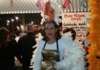 Transex se veste de galinha para servir clientes na Virada Cultural - Felipe Caravalho /UOL
