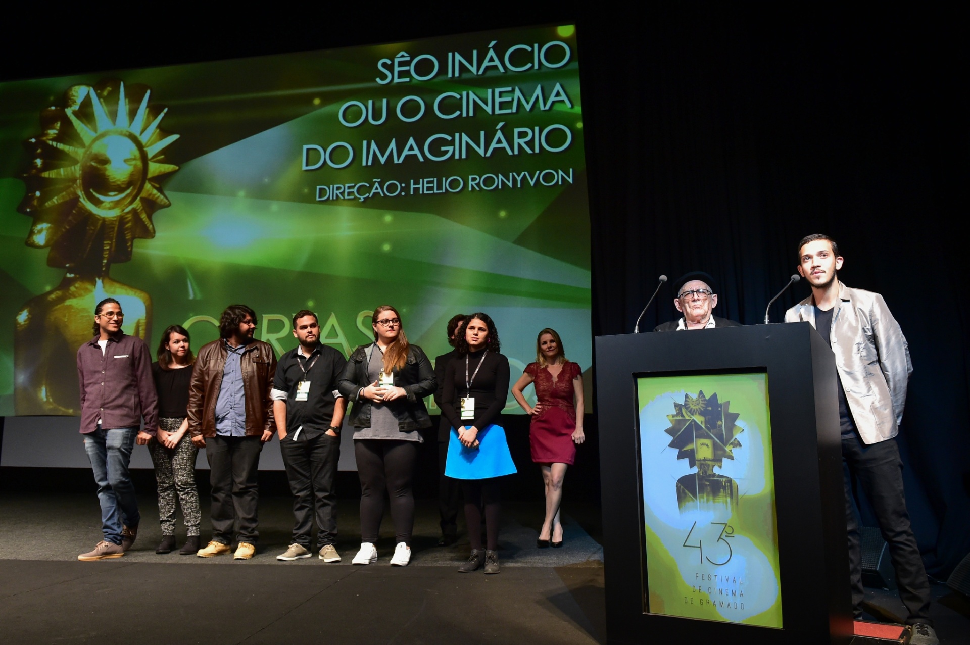 11.ago.2015 - Equipe do curta-documentário "Sêo Inácio", incluindo o personagem-título, apresentam o filme no Festival de Gramado - Cleiton Thiele/Agência Pressphoto