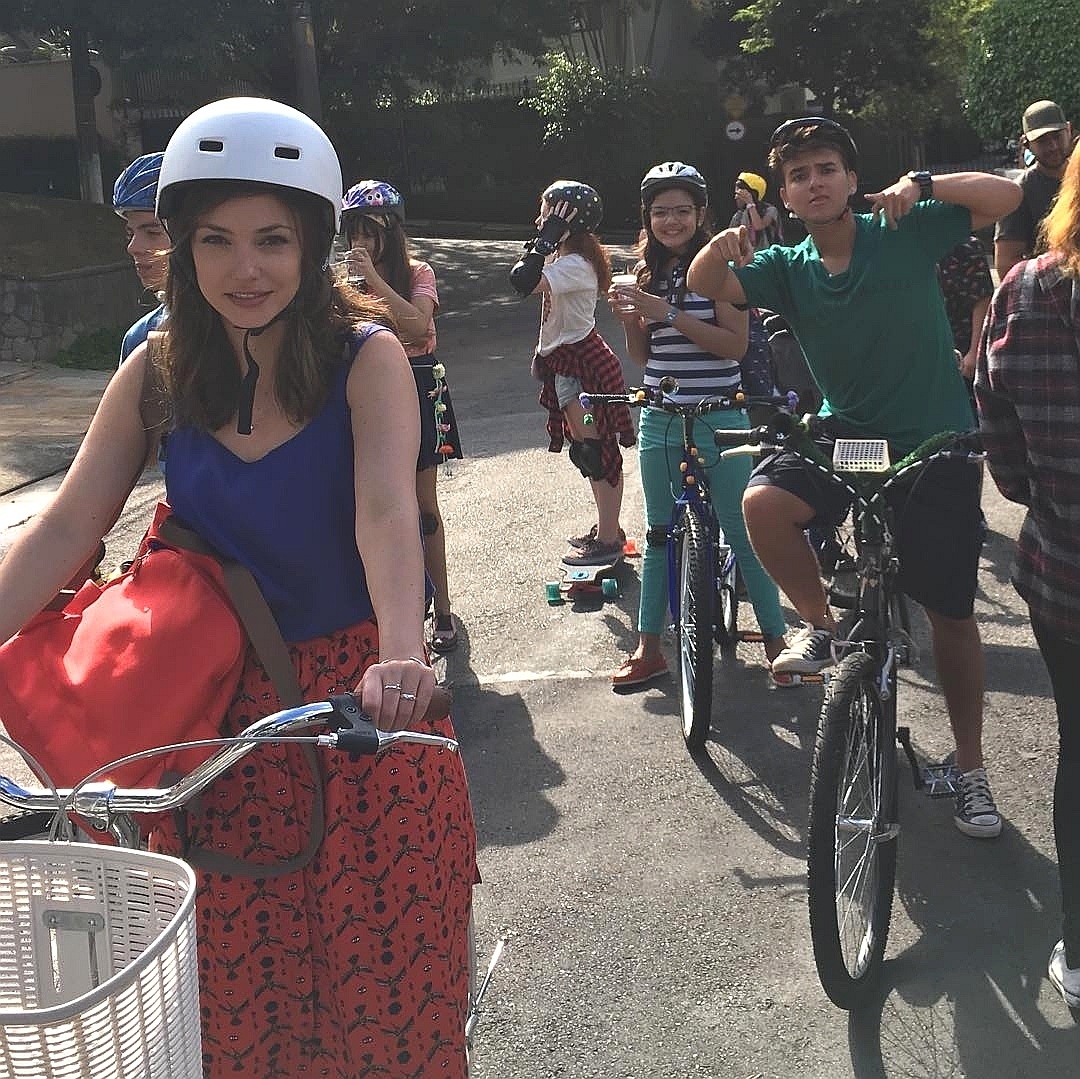 22.jan.2016 - Rosanne Mulholland começou a gravar cenas do filme "Carrossel 2 - Uma Aventura na Cidade". A atriz publicou no Instagram uma foto pedalando com o elenco adolescente do filme e comemorou voltar a interpretar Professora Helena mais de dois anos após a estreia da novela do SBT. "#professorahelenaisback #muitoamorenvolvido", escreveu Rosanne - Reprodução/Instagram/ro_mulholland