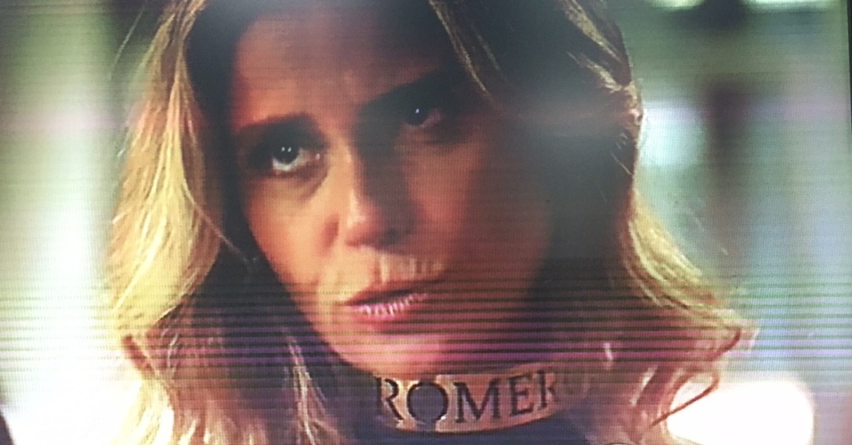 Atena (Giovanna Antonelli) é obrigada a usar coleira com o nome de Romero