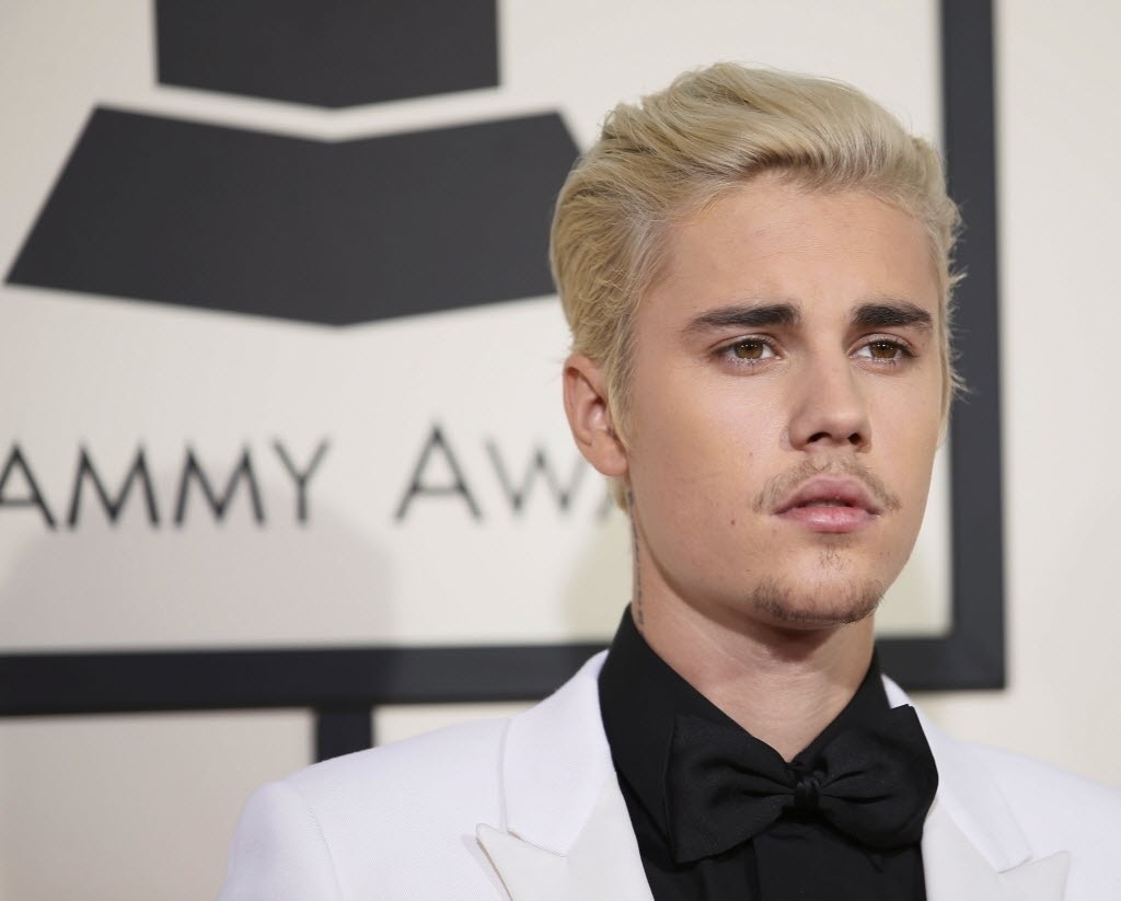15.fev.2016 - O cantor Justin Bieber, que este ano levou o primeiro Grammy da carreira, pela música "Where Are Ü Now", colaboração com os DJs Skrillex e Diplo, na categoria melhor gravação de dance - Danny Moloshok/Reuters
