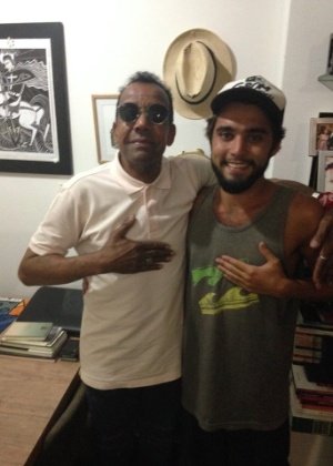Jorge Ben Jor com o fã Lucas Figueiredo - Reprodução/Facebook/Joaquim Ferreira Santos - Reprodução/Facebook/Joaquim Ferreira Santos
