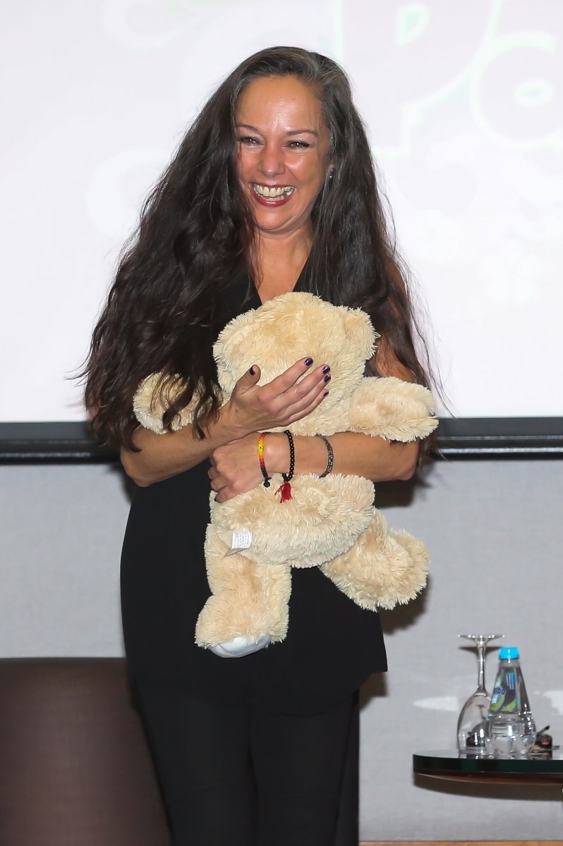 14.mai.2016 - Ana de la Macorra, intérprete de Paty em "Chaves", segura o característico urso que marcou sua personagem em encontro com fãs brasileiros da série em São Paulo - Manuela Scarpa/Brazil News