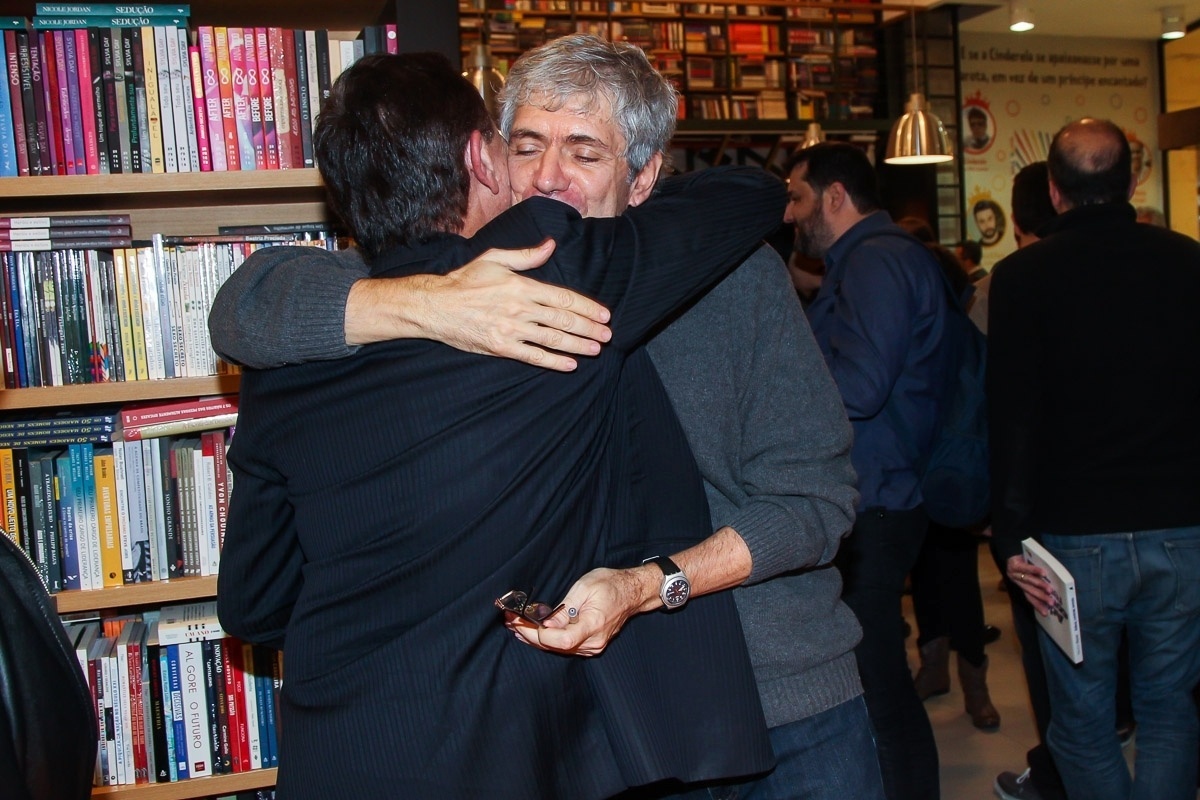 23.mai.2016 - Na noite desta segunda-feira, Maurício Stycer recebeu famosos em uma livraria de SP para o lançamento do seu livro, "Adeus, Controle Remoto", Na foto, o crítico do UOL aparece sendo abraçado por Amaury Jr - Manuela Scarpa/Brazil News