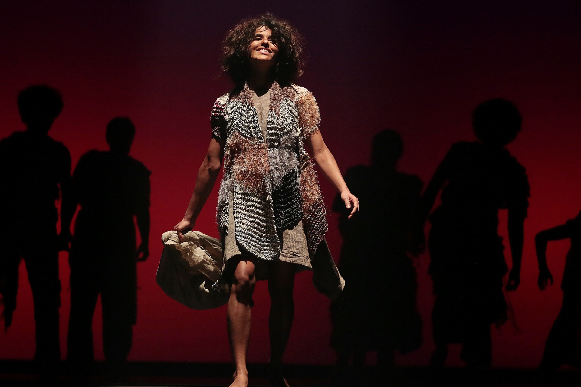 24.mai.2016 - Daniela Blois surge caracterizada como Gabriela ainda retirante, antes de ser descoberta por Nacib - Flávio Florido/UOL