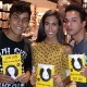 26.mai.2016- Os estudantes Gabriel Rocha, Larissa Miranda e Lucas Menezes prestigiaram o lançamento do livro de Jout Jout no Rio - Marcela Ribeiro/UOL