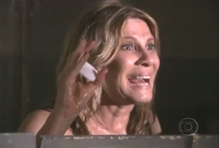 Na cadeia, Nazaré também "causou". A loira se recusou a tomar banho gelado com sabão de coco porque prejudicava seus cabelos tingidos, mas a carcereira ignorou a revolta da detenta, que também teve de "enfrentar" a falta de água na cela - Reprodução/TV Globo