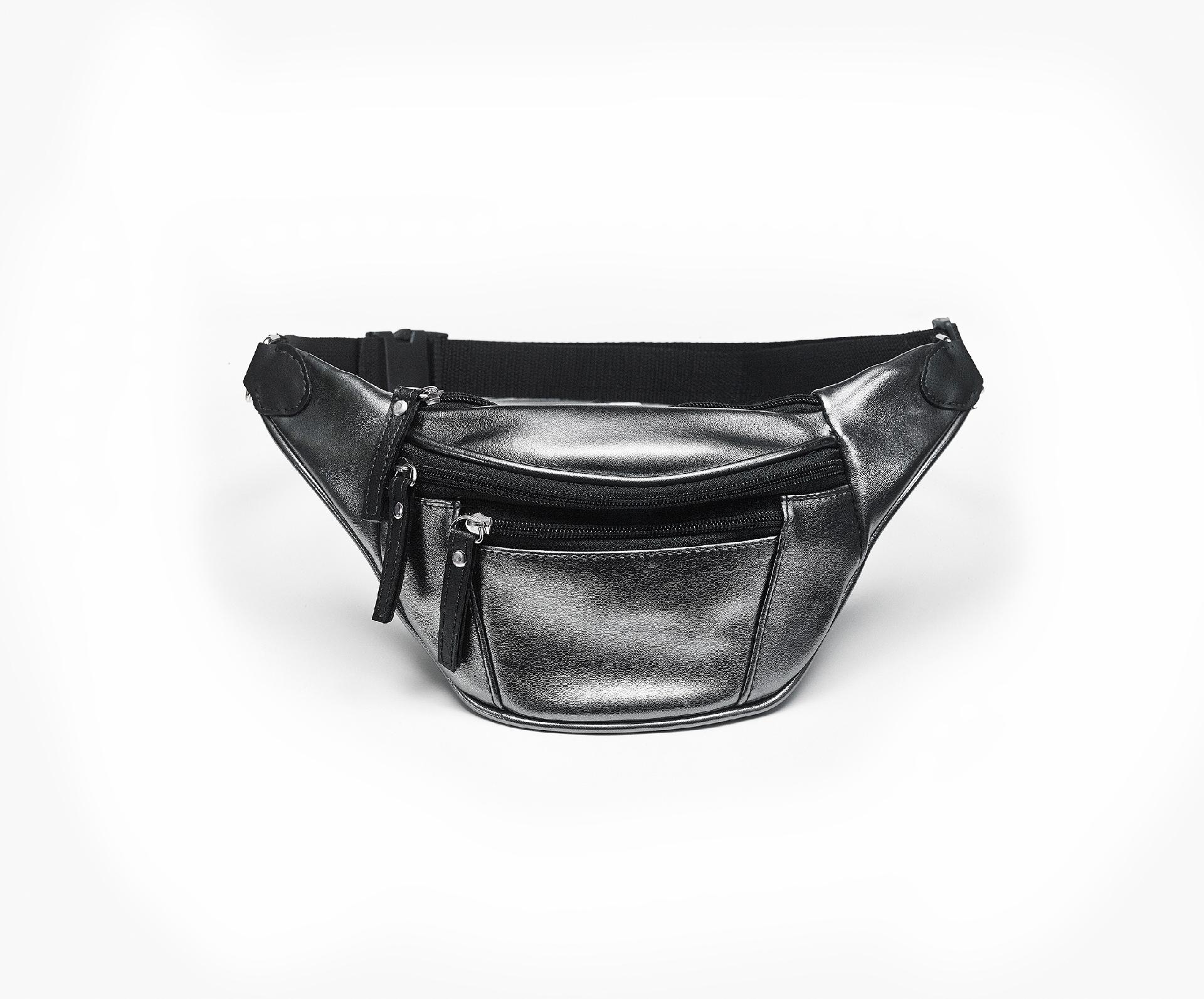 Modelo de ouro sintético metalizado prata, da Glitch. Preço sugerido: R$ 130. Informações: instagram.com/glitch_pochetes - Divulgação