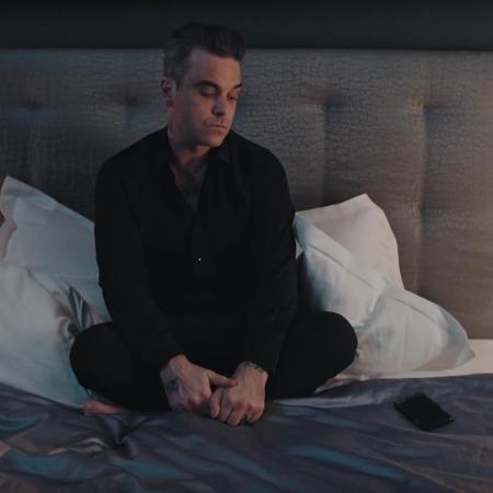 Robbie Williams é esquecido pela namorada em "Mixed Signals" - Reprodução