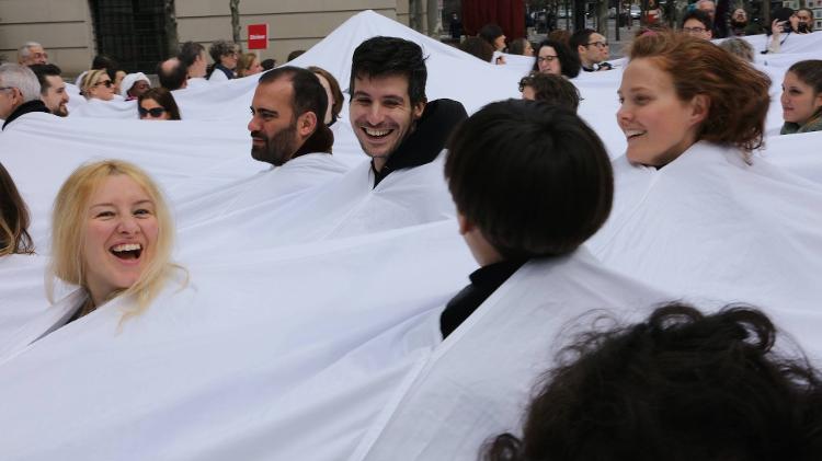 Nova-iorquinos sobem 5ª Avenida vestindo 'escultura social' de Lygia Pape - Facebook/Lygia Pape - Facebook/Lygia Pape