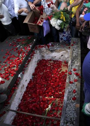 Ao fim da cerimônia, familiares distribuíram pétalas vermelhas no túmulo do cantor - Marcos Ferreira/Brazil News - Marcos Ferreira/Brazil News