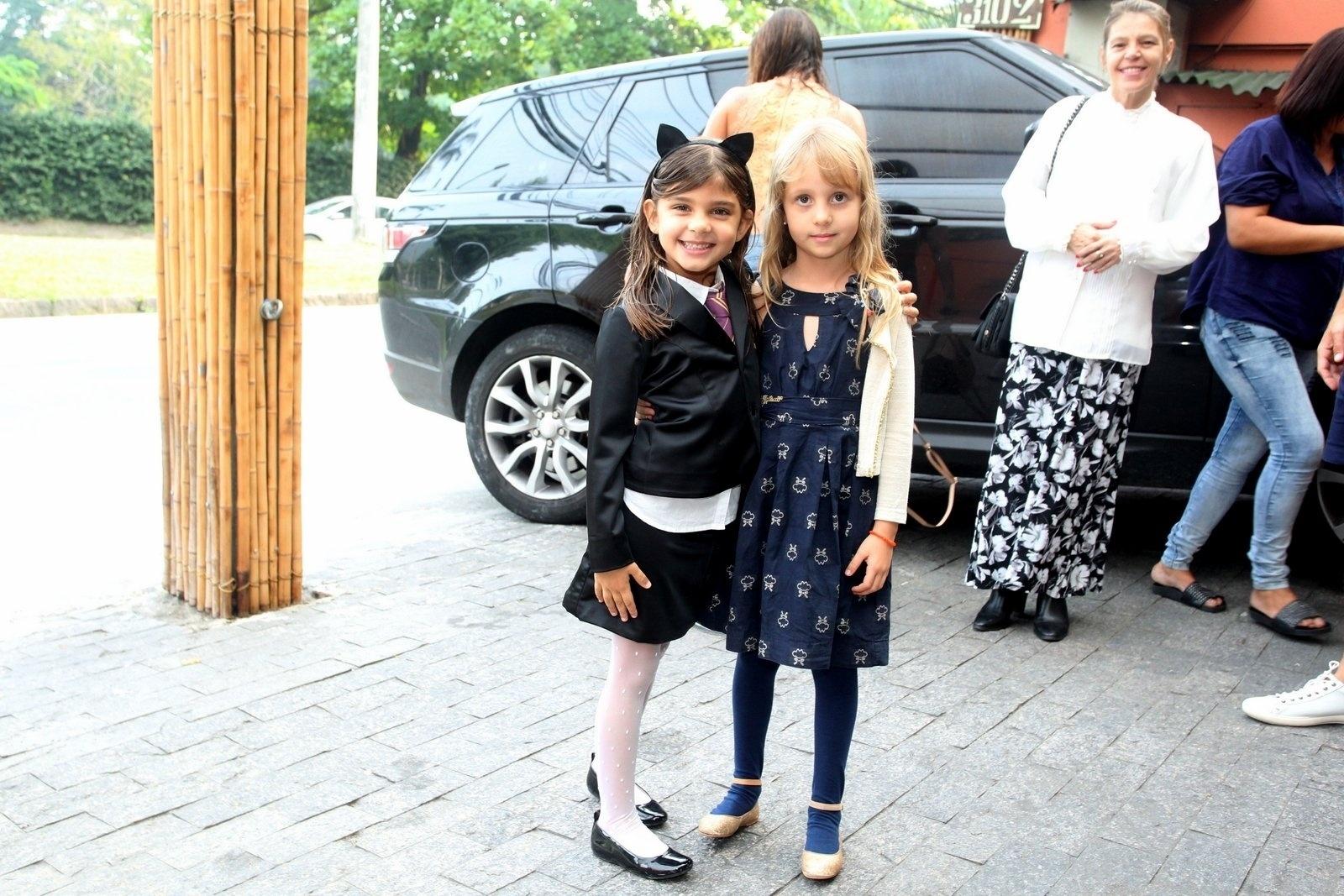 Sofia (à esquerda), filha de Grazi Massafera e Cauã Reymond, posa com amiga ao chegar para sua festa de aniversário na Barra da Tijuca, no Rio - Marcello Sá Barretto/AgNews