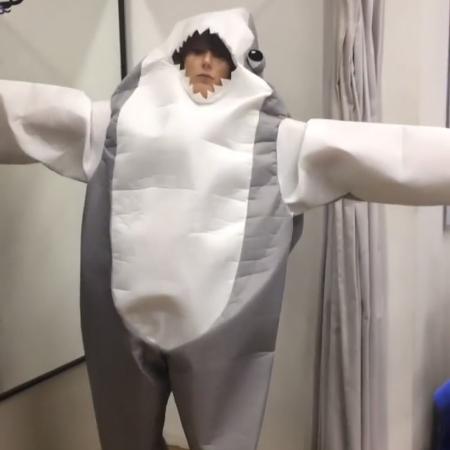 A jornalista Michelle Barros se veste de tubarão em camarim da Globo - Reprodução/Instagram/michellebarrosreal