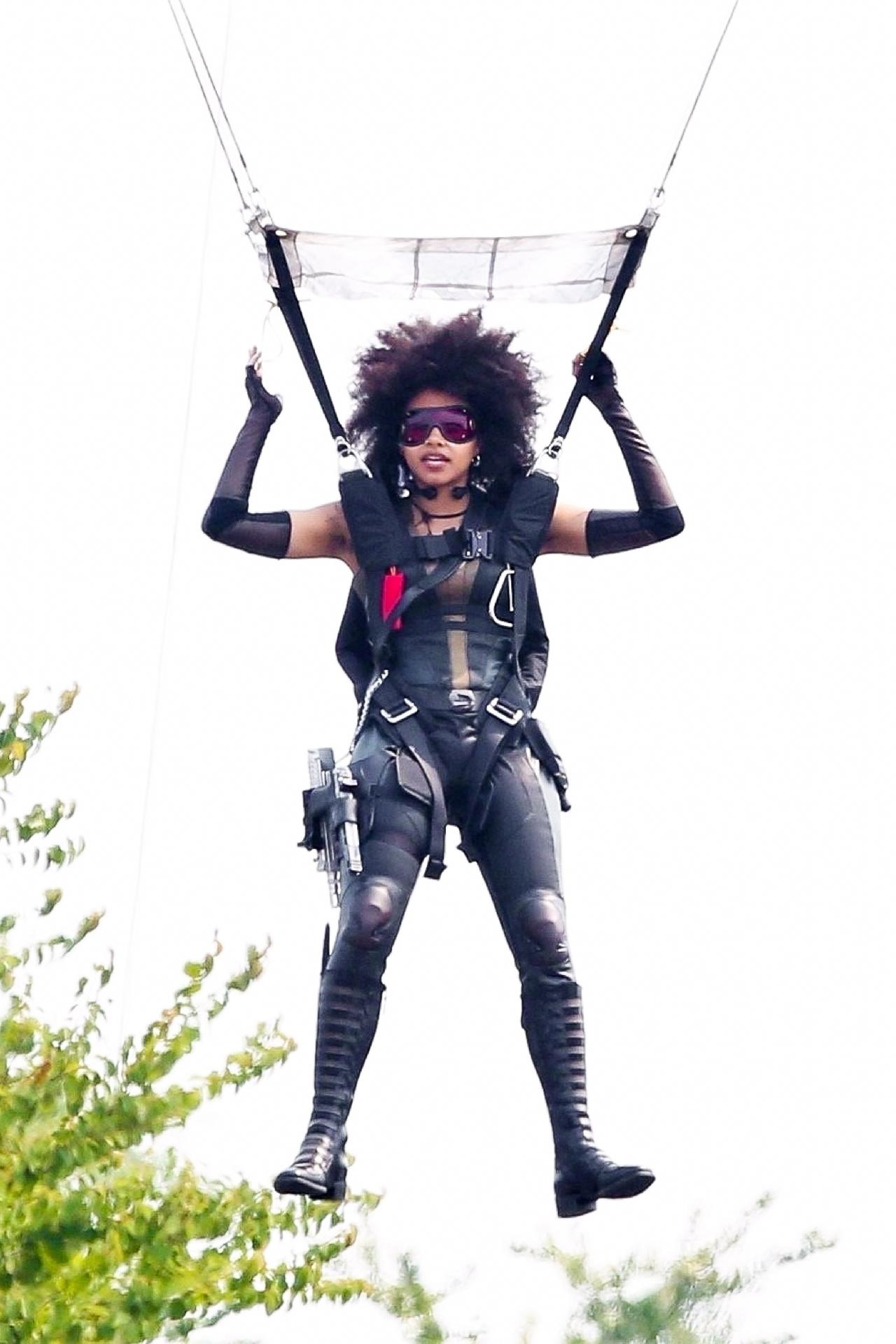 Atriz cai de paraquedas vestida de Domino no set de Deadpool 2