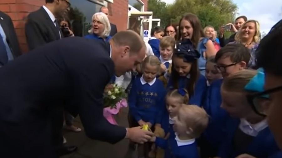 Menino dá um abacate para William levar para a esposa, Kate Middleton - Reprodução/YouTube