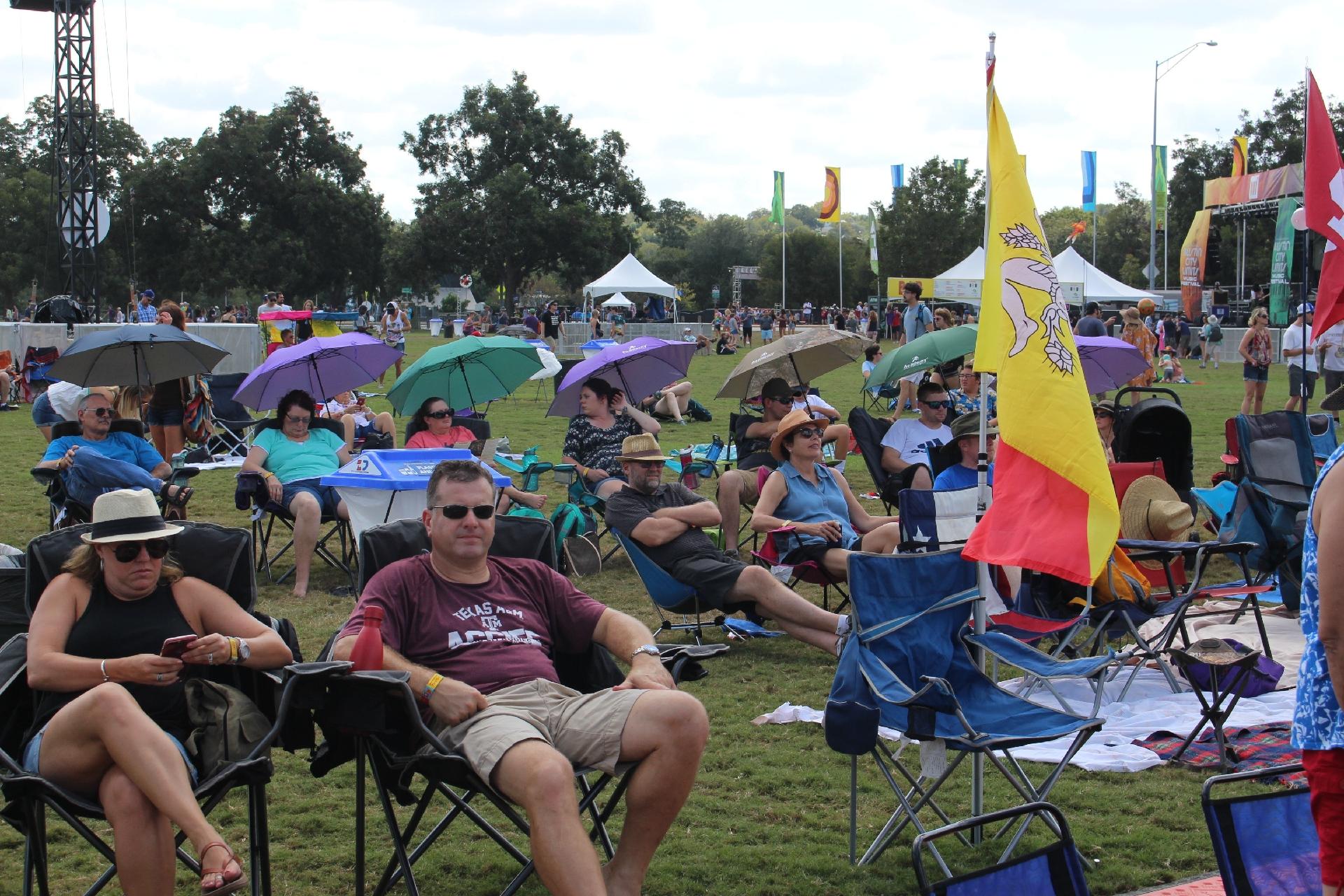 Público acompanha os shows do festival Austin City Limits, que ocorre no Zilker Park, em Austin, Texas, sentados em cadeirinhas de praia e protegidos do sol por sombrinhas - Felipe Branco Cruz/UOL
