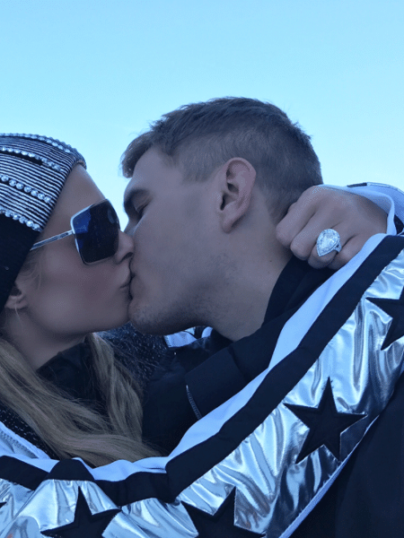 Paris Hilton e o noivo, Chris Zylka, com seu gigantesco anel de noivado - Reprodução/Instagram