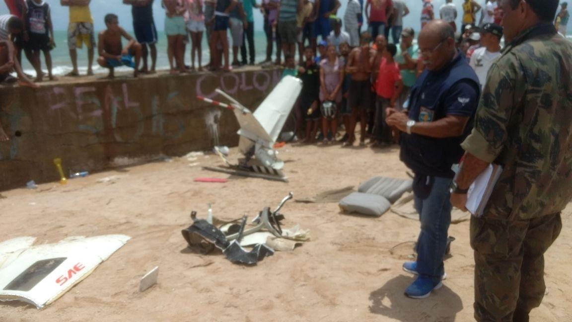 Restos do Globocop que caiu no Recife na manhã de terça (23) - Geraldo Lélis/UOL