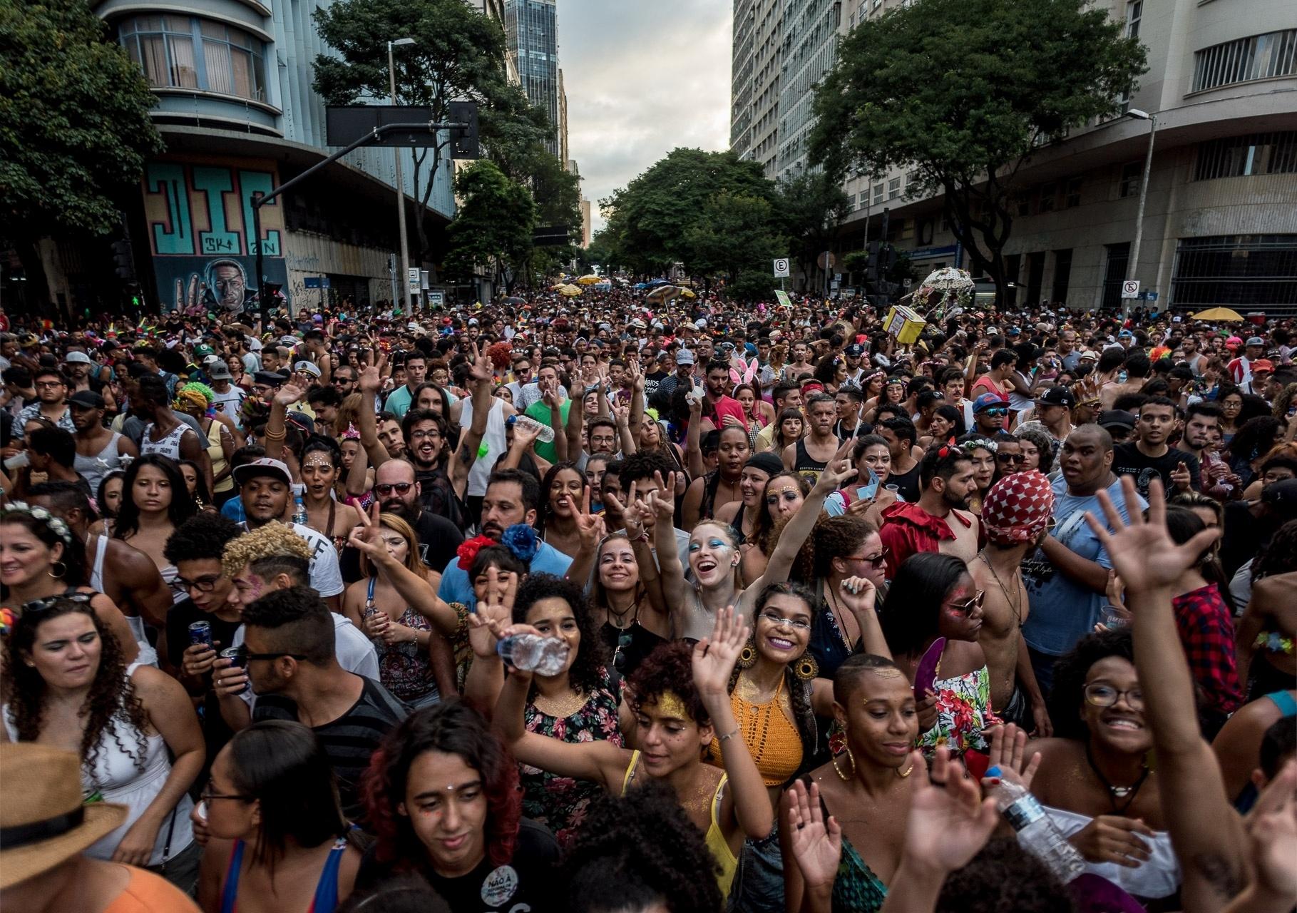 Uma pomba branca foi solta na abertura do desfile do Angola Janga, que arrastou 150 mil em BH - Nereu Jr/UOL