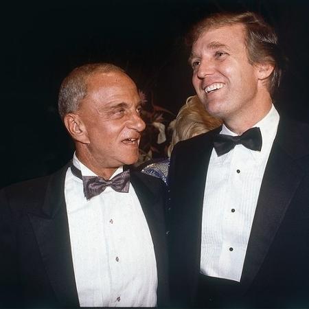 O advogado Roy Cohn e Donald Trump em 1983, na inauguração da Trump Tower