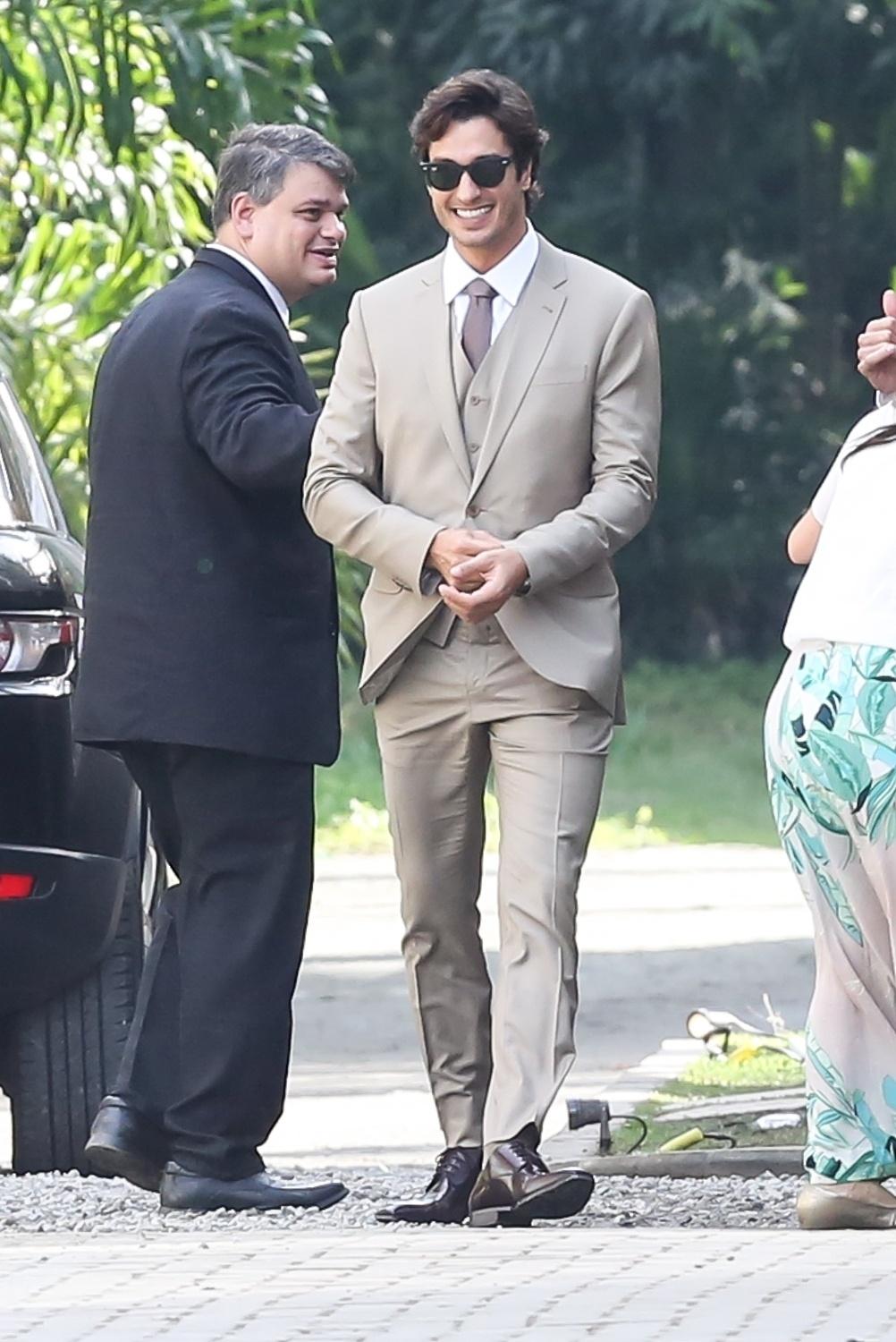 André Resende chega sorridente para se casar com Isis Valverde - Roberto Filho/Brazil News