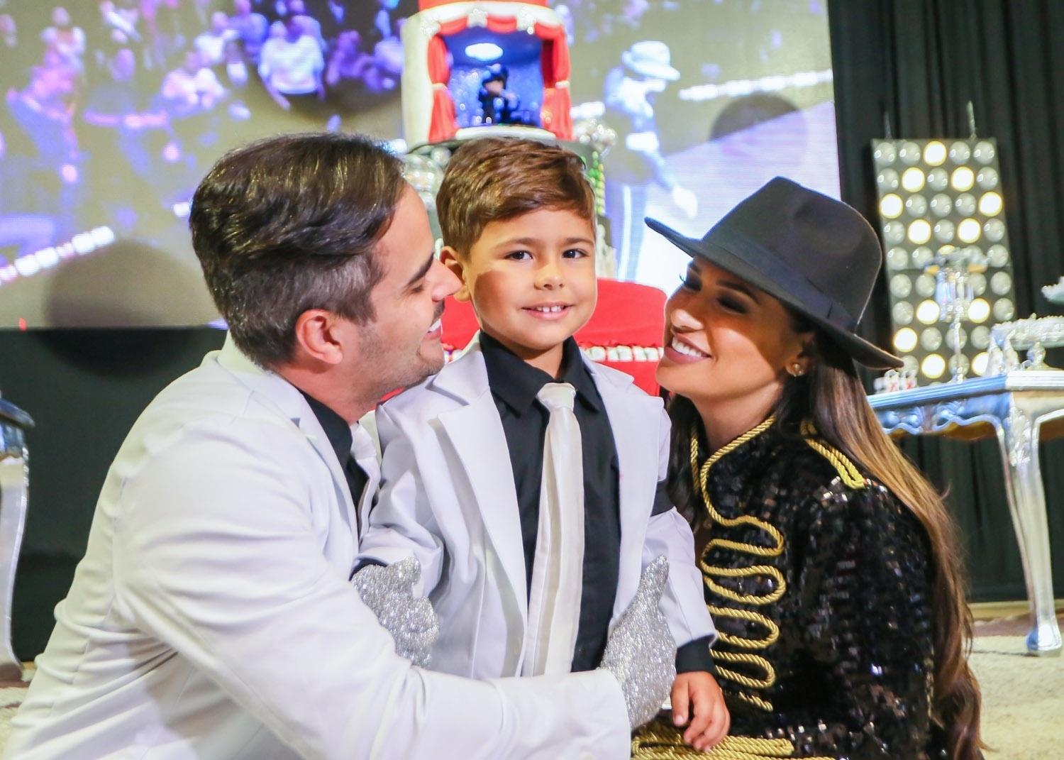 Ao lado dos pais, Kaká Diniz e Simone, Henry festeja seus 4 anos com o tema Michael Jackson - Guirlanda Lima/Brazil News