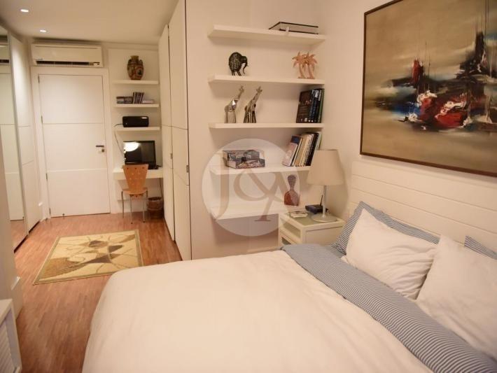 A mansão conta com um hall de entrada, sala de jantar e estar, sala de TV, escritório, três lavabos, varanda aberta, cozinha gourmet, closet, copa separada, suíte para governanta, despensa, seis suítes, jardim de inverno, louceiro, área de serviço, lavanderia e duas dependências no subsolo - Reprodução/Imobiliária Judice & Araújo