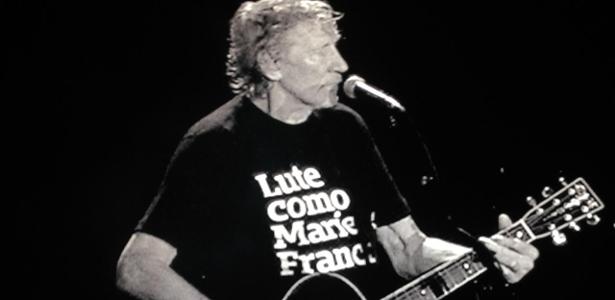24.out.2018 - Roger Waters usa camiseta em homenagem a Marielle Franco, em show no Maracanã - Carolina Farias/UOL - Carolina Farias/UOL