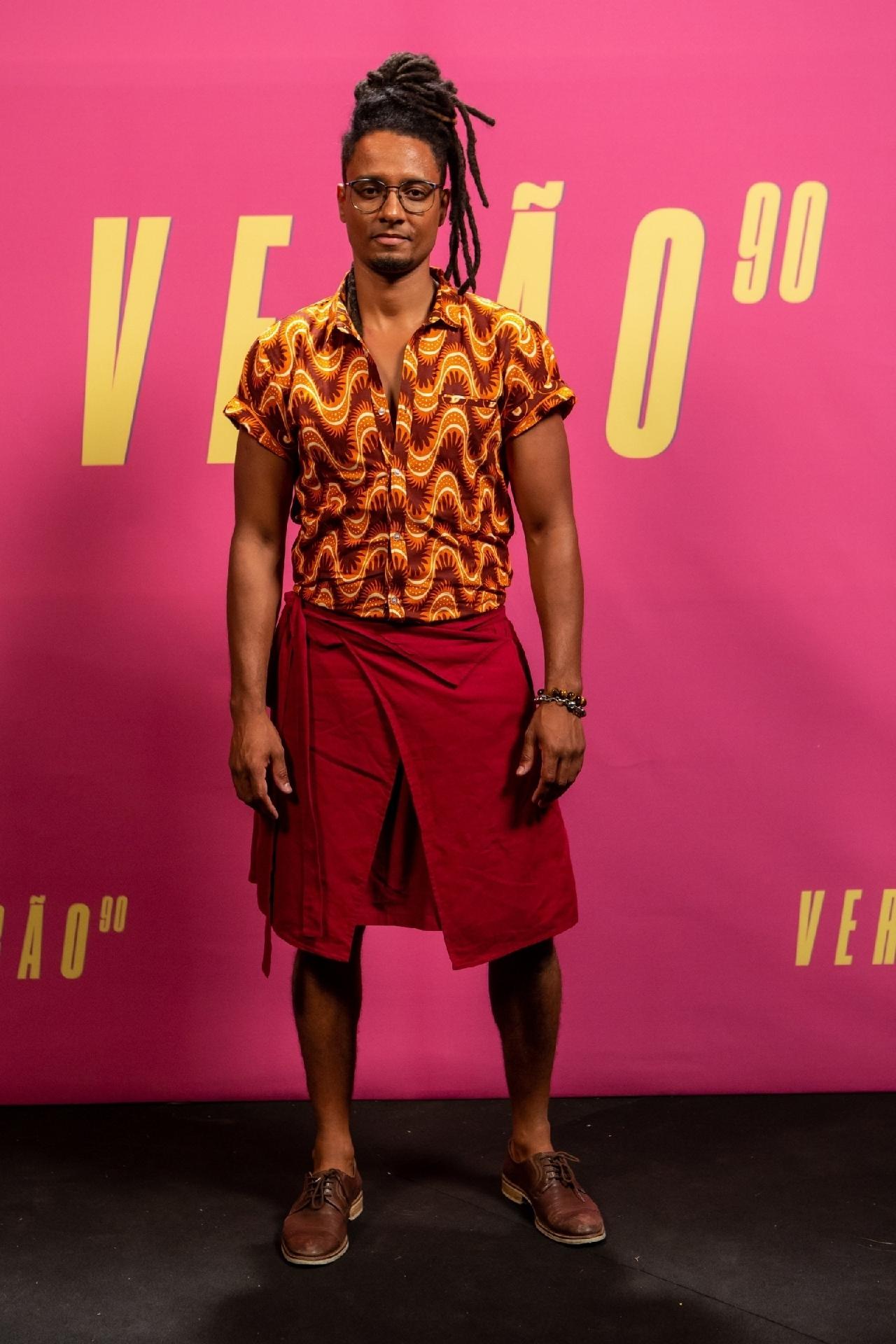 Orlando Caldeira abusou no estilo e também foi de saia vermelha e camisa com estampas étnicas no lançamento da novela - Isabella Pinheiro/Globo