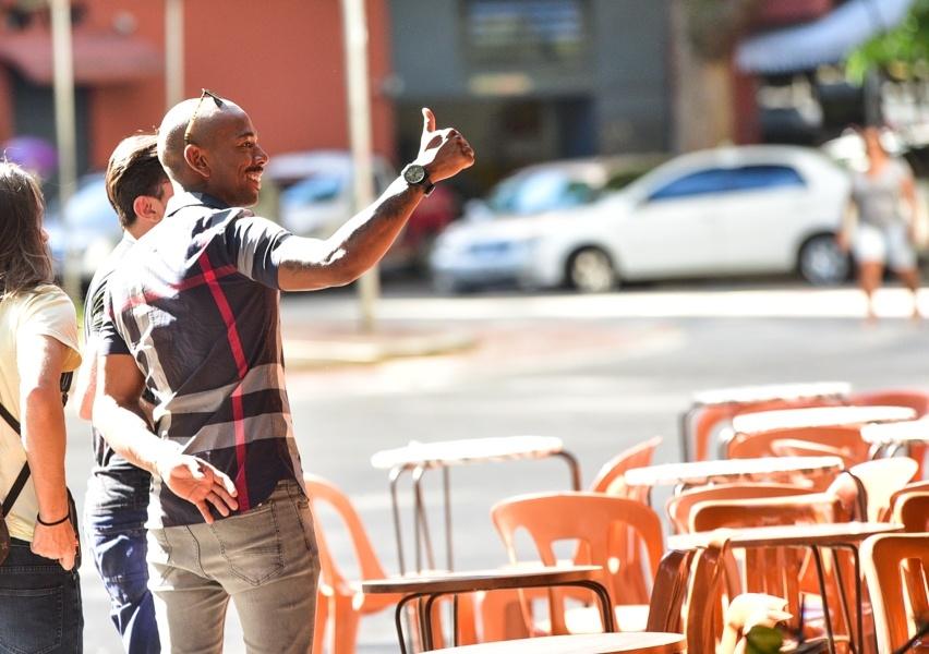Após a polêmica com Luisa Marilac, Nego do Borel visitou nesta sexta-feira (1) ruas do Largo do Arouche, no Centro de São Paulo, onde se concentra a maior parte dos transexuais e travestis da capital paulista.  - Leo Franco/AgNews