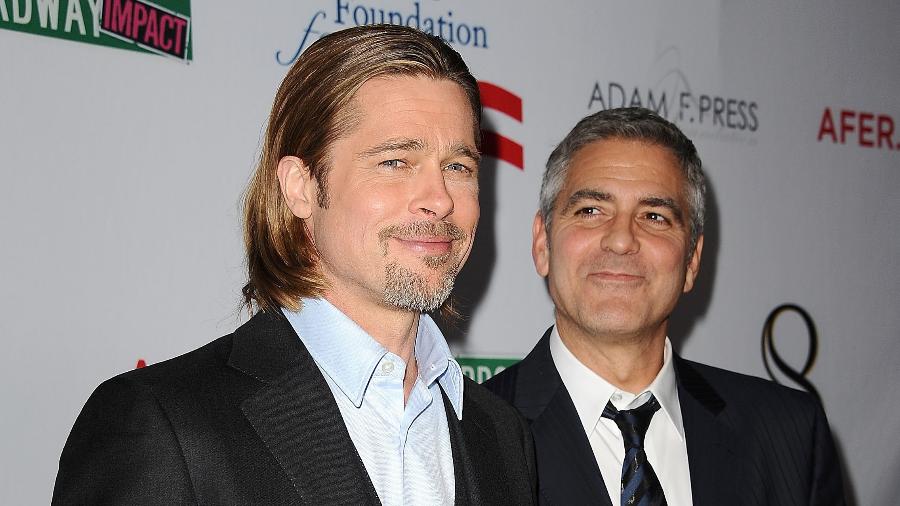 Brad Pitt e George Clooney atuaram em "Doze Homens e Outro Segredo", de 2004 - Jason LaVeris/FilmMagic